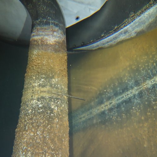 Sprinklertank-Inspektion: Stahltank, 15 Jahre – Inspektion Stuetzpfeiler Korrosion Schwere Ablagerungen Nahaufnahme